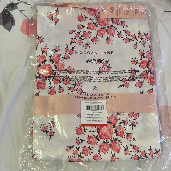 Brand New Morgan Lane Satin Robe - Picture 4 of 5